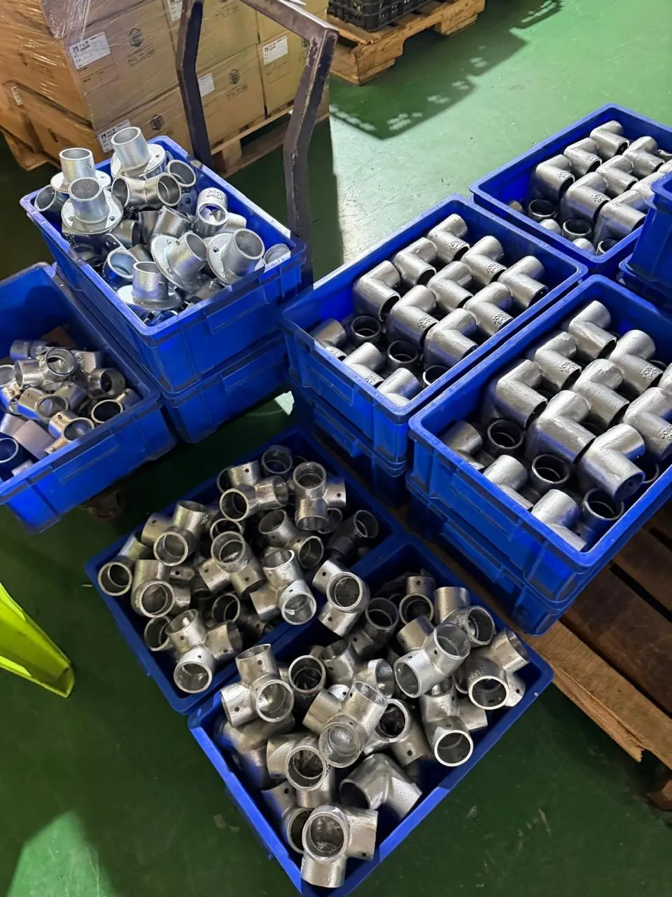 Kisten mit verzinkten Rohrverbindern und Fittings bei einem Fertigungspartner in Vietnam